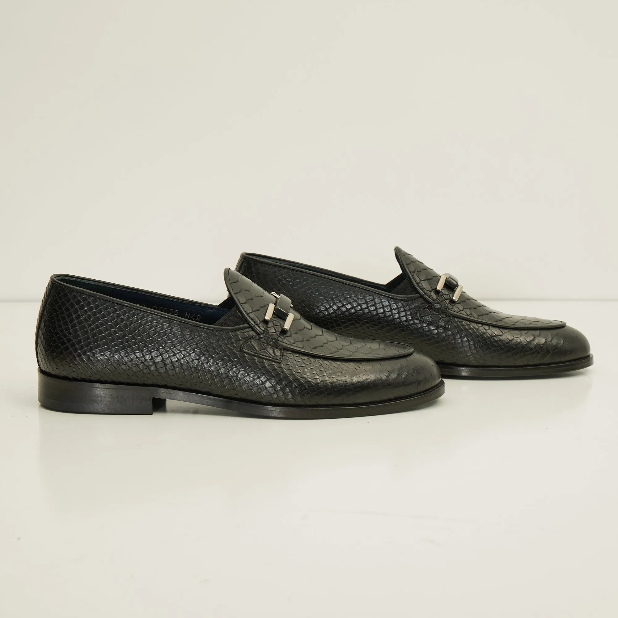 The Croc Classic Leather Loafer - Black