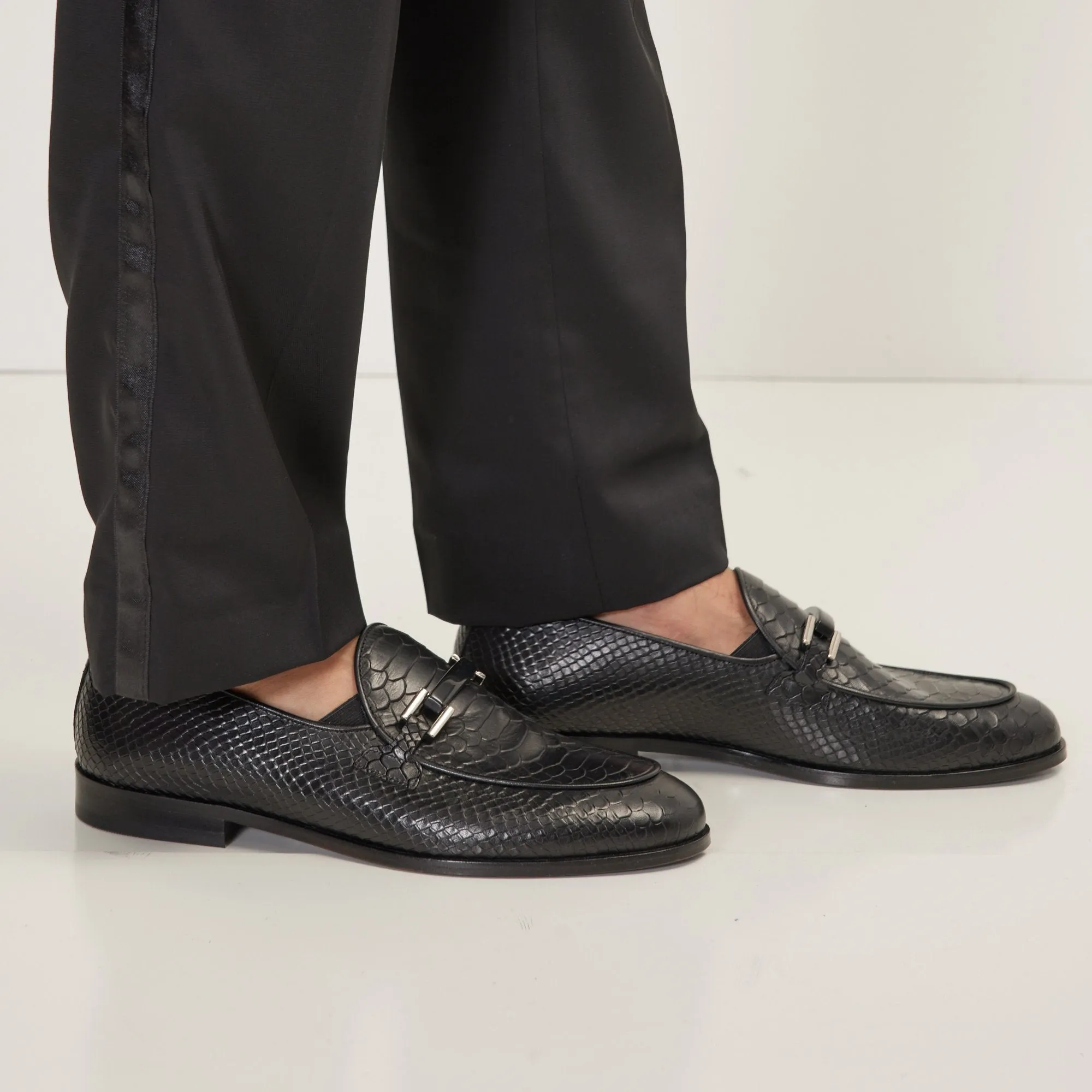 The Croc Classic Leather Loafer - Black