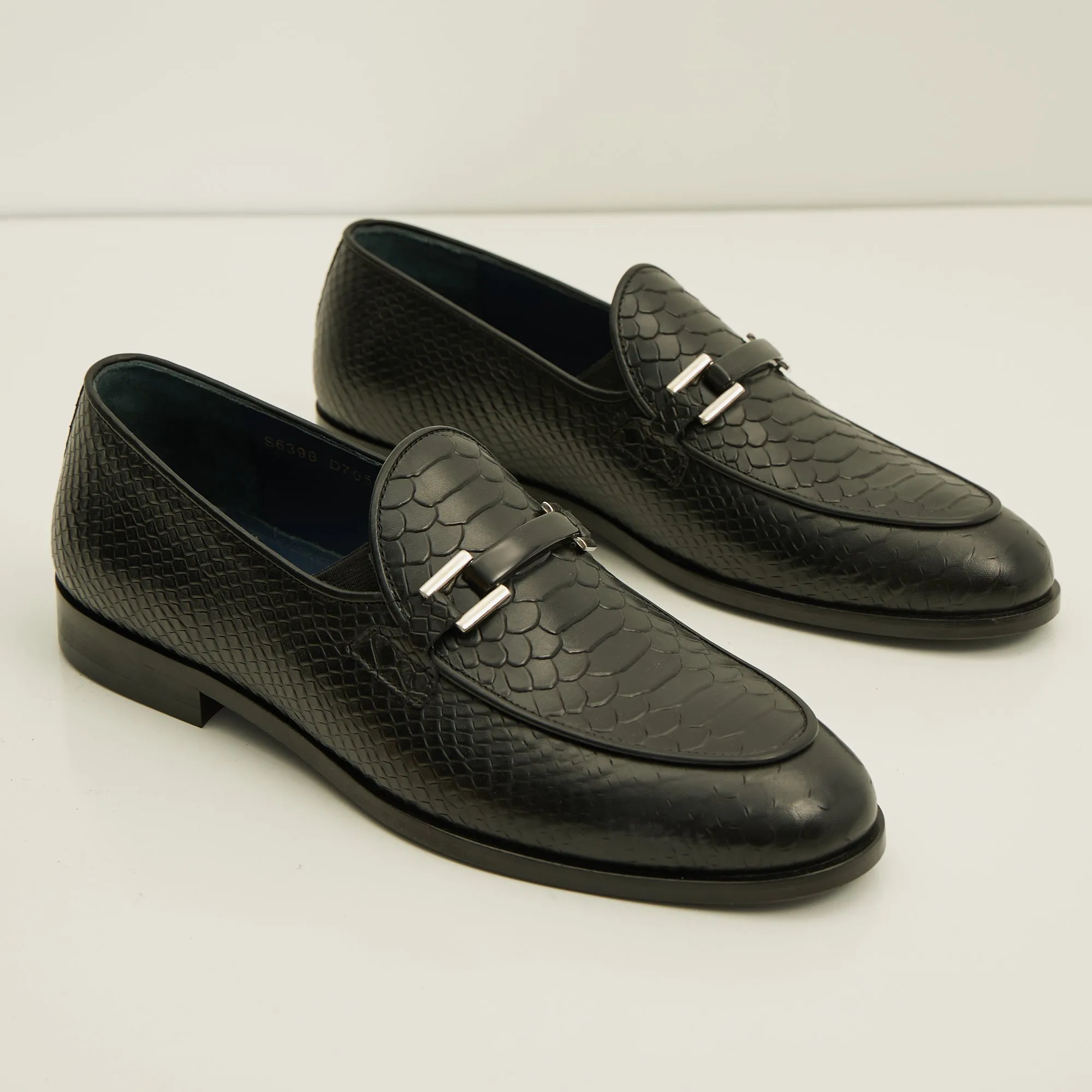 The Croc Classic Leather Loafer - Black